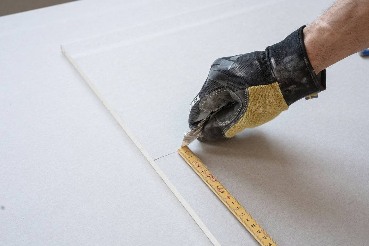Bar chart showing top reasons for self adhesive vinyl flooring failure: 42% subfloor issues, 28% temperature/humidity, 20% improper acclimation, 10% product defects