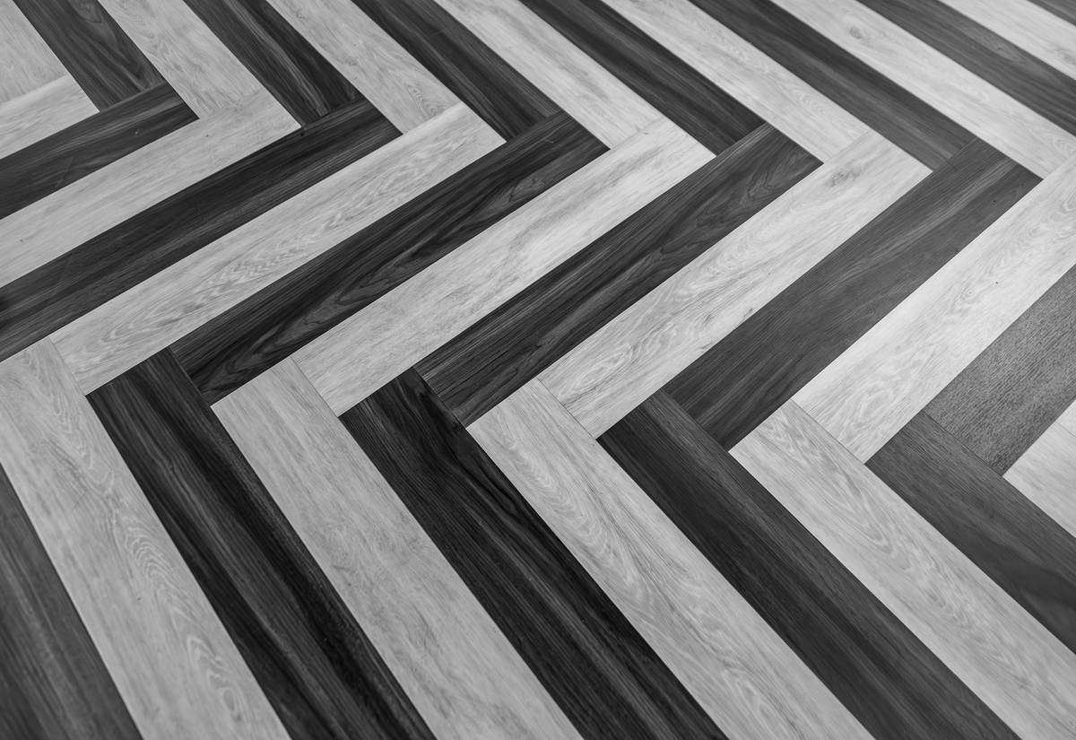 Comparison of self adhesive vinyl flooring roll vs traditional tiles showing seamless finish